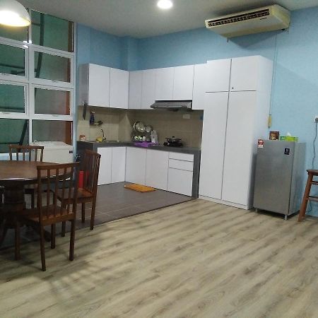 Xenia Homestay Kuching Bagian luar foto
