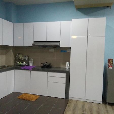 Xenia Homestay Kuching Bagian luar foto