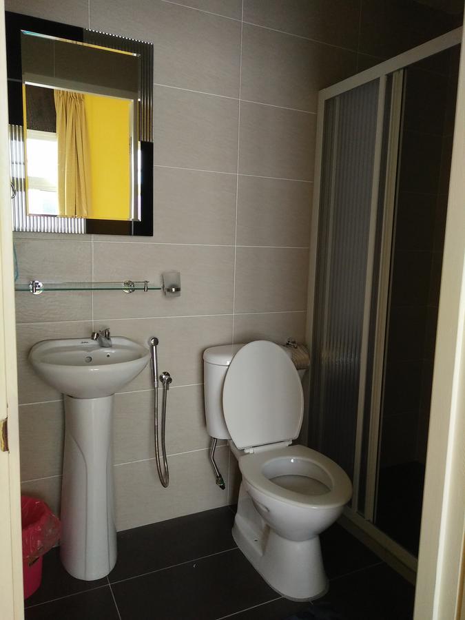 Xenia Homestay Kuching Bagian luar foto